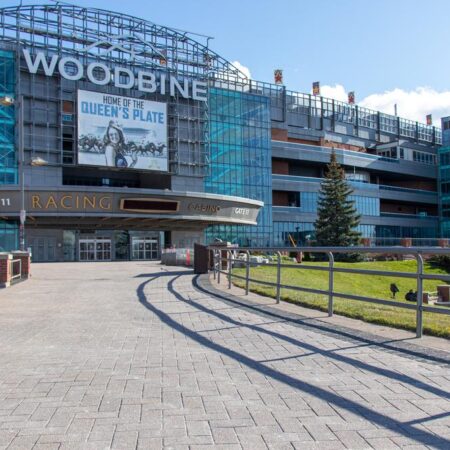 Співробітники казино Woodbine протестують після того, як їх заблокували керівництво казино